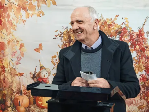 Vineri, 7 noiembrie 2025 – lansarea de carte a poetului Dumitru Tuhuţ (“Broderii de ceaţă, vitralii senine”, Editura Castrum de Thymes, Giroc – jud. Timiş, 2025) — fotografia 1