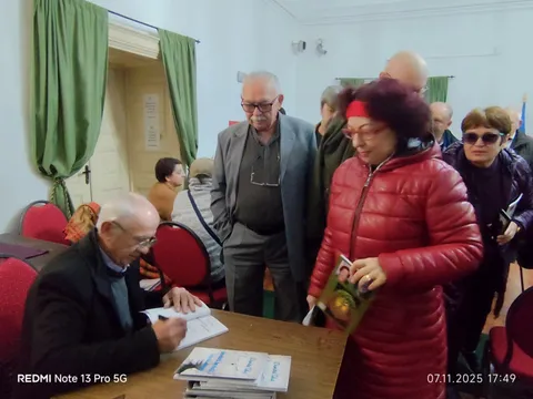 Vineri, 7 noiembrie 2025 – lansarea de carte a poetului Dumitru Tuhuţ (“Broderii de ceaţă, vitralii senine”, Editura Castrum de Thymes, Giroc – jud. Timiş, 2025) — fotografia 3